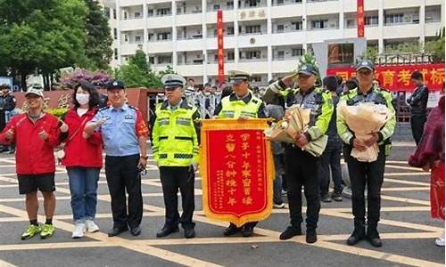 公安局为高考保驾护航_警察大队为高考护航